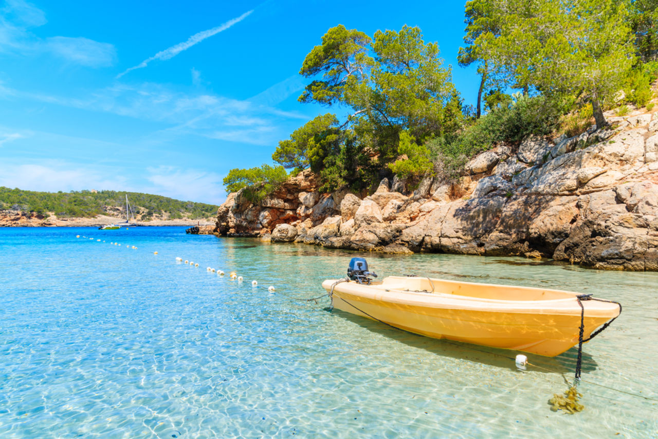 Helderblauw water bij de kust van Ibiza in Spanje